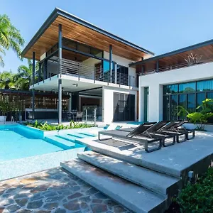  Holiday home 8 Beachfront Mirage